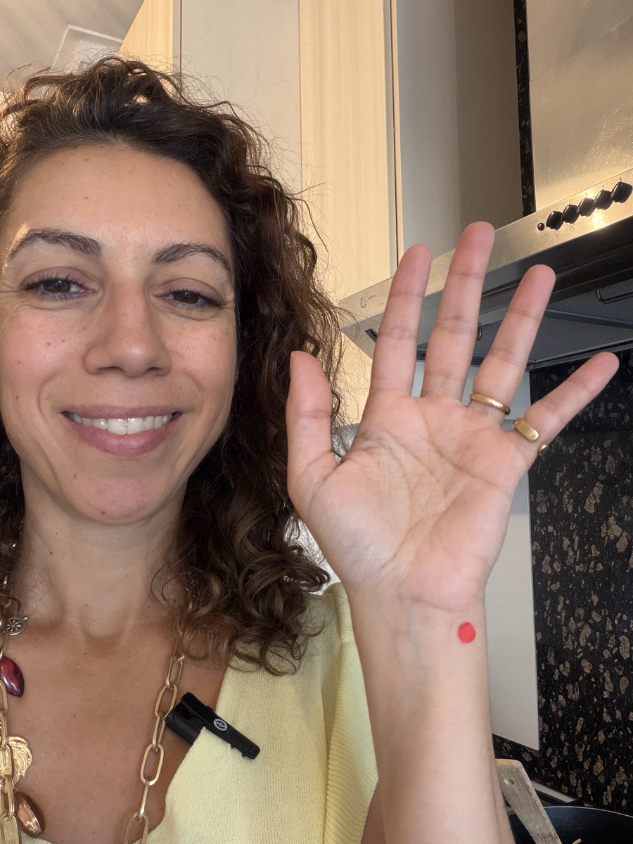 Bárbara Couto a mostrar o ponto C7 no pulso